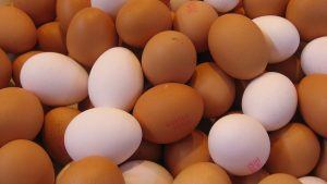 een stapel witte en bruine eieren