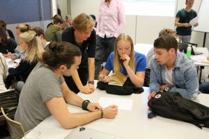 Studenten met elkaar in overleg voor Project JongGras Advies