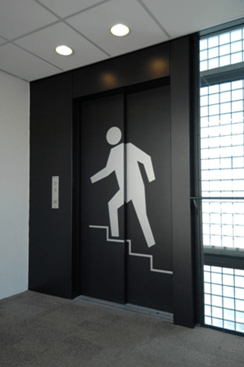 een lift met een grote afbeelding van een figuur dat de trap neemt