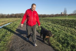 Maarten Erkelens aan het wandelen met zijn hond