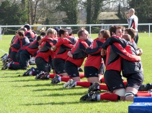 mannen tijdens een rugbytraining proberen per 2 tweetallen elkaar beet te pakken