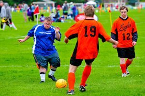 Voetballers met een verstandelijke beperking spelen een wedstrijd