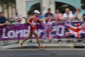 een atleet die bezig is met de marathon tijdens de olympische spelen in londen 2012