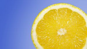 de binnenkant van een citroen met een helder blauwe lucht als achtergrond