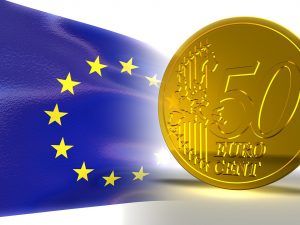 de europese vlag en een 50 eurocent munt naast elkaar