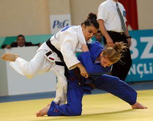 2 judoka's op de mat bezig met een wedstrijd