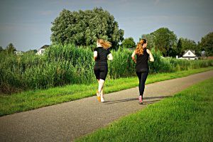 2 vrouwen aan het hardlopen