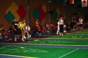 ouderen beoefenen shuffleboard