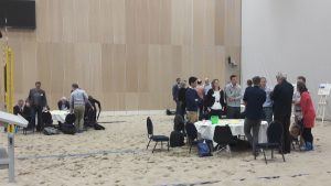 staand vergaderen in de beachsporthal
