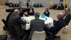Rondetafelgesprekken in het zand van de beachsporthal