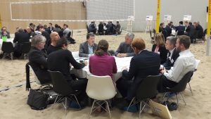 Aan tafel in de beachsporthal