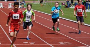 jeugd atleten sprinten op de atletiekbaan