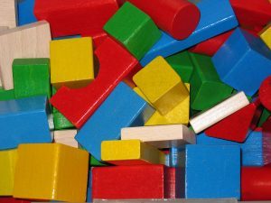 houten blokken in allerlei kleuren en vormen