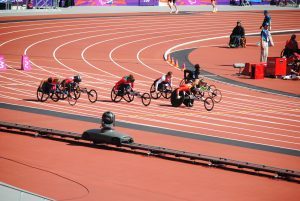een handbike wedstrijd op de atletiekbaan tijdens de paralympische spelen