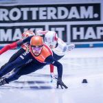 Shorttrackers die een bocht doorgaan op het WK 2017