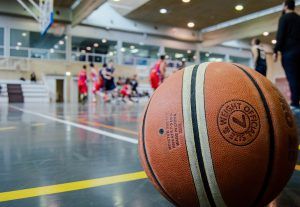 een close up van een basketbal op de vloer van een sporthal