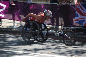 een paralympische sporter in een handbike tijdens een wedstrijd