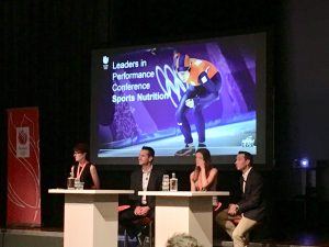 een panel van 4 mensen op het podium tijdens het congres Leaders in Performance