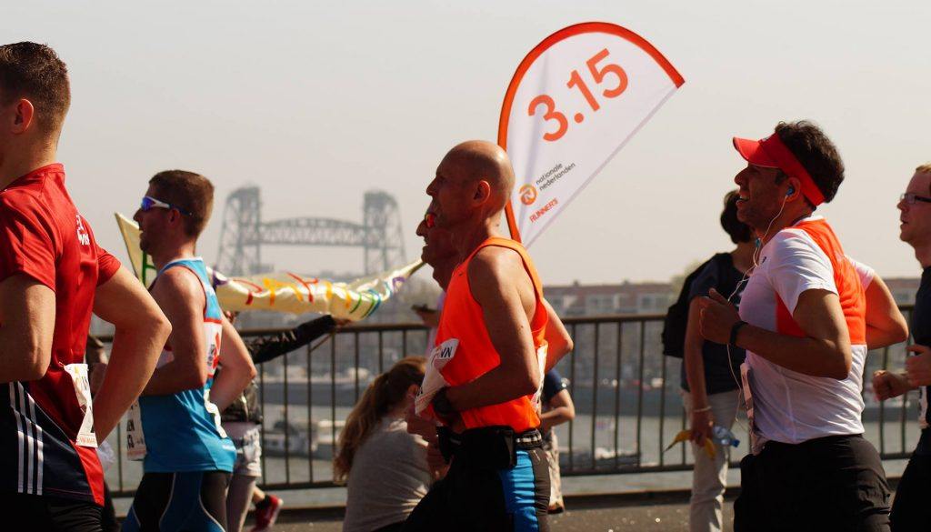 een groepje hardlopers tijden de marathon van Amsterdam