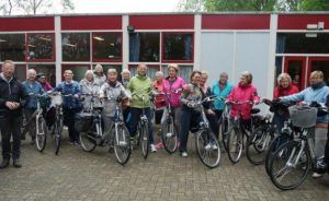 een groepsfoto van vrouwen die recreatief gaan fietsen