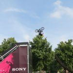 iemand maakt met een fiets een hoge sprong vanaf een schans