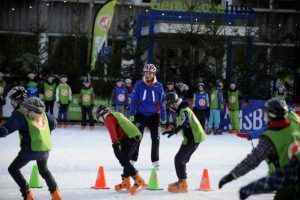 Kinderen die schaatstraining krijgen