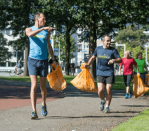 sporters zijn aan het joggen en verzamelen tegelijkertijd afval