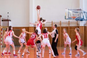 2 dames basketbal teams in actie tijdens een wedstrijd