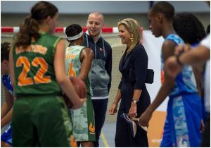 Koningin Maxima in gesprek met jonge sporters bij Yets in Schiedam