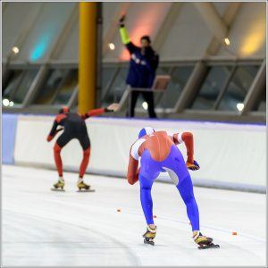 2 schaatsers in starthouding