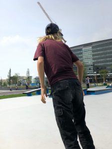 Jongen aan skaten in het skatepark