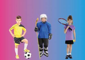 Illustratie van 3 kinderen, eentje als voetballer gekleed, tweede in een ijshockeytenue een een meisje in tenniskleding