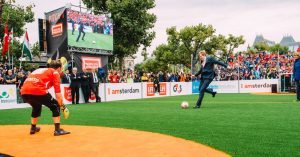 Homeless World Cup in Amsterdam, Koning Willem Alexander trapt een bal naar de keepster op doel