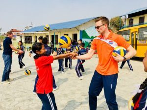 Veel plezier bij een eerder internationaal volleybalproject van NeVoBo: dit is een beeld uit Nepal.