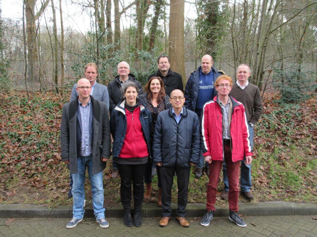 groep mensen poseren voor de camera