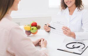 twee vrouwen bespreken een planning aan tafel