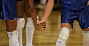 2 volleyballers schudden elkaar de hand