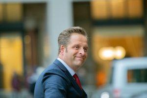 man poseert voor de camera