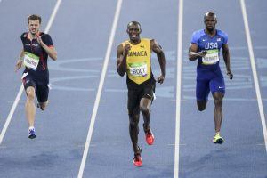 hardloopwedstrijd tussen drie mannen met Usain Bolt in het midden