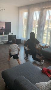 Houda Loukili sport thuis met haar zoontje