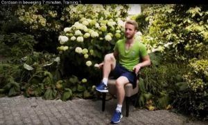 man op een stoel buiten oefeningen aan het maken