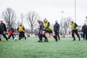 ouderen in actie bij Walking-Football