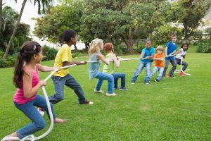 Kinderen touwtrekken buiten in park