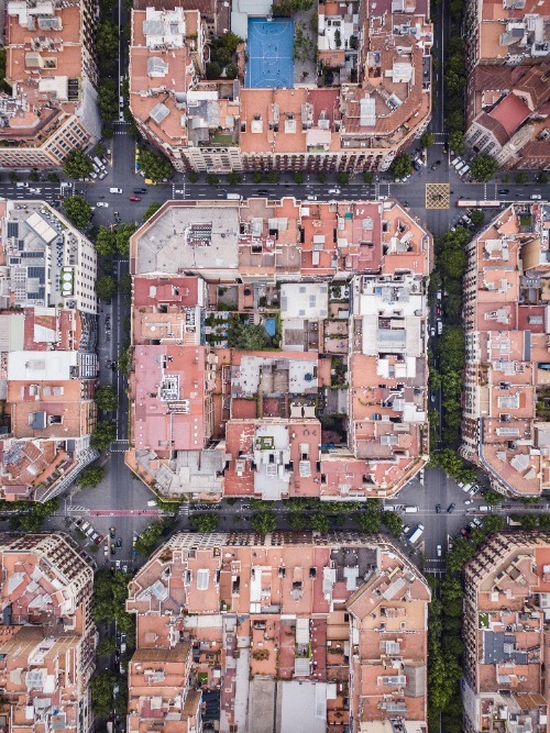 luchtfoto van gebouwen genaamd superbloks in Barcelona