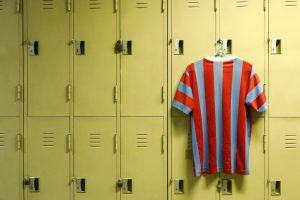sportshirt hangt in kleedkamer aan locker