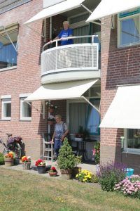 Ouderen bewegen op hun balkon van een zorginstelling