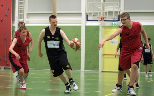 Jongeren met een beperking spelen een basketbalwedstrijd