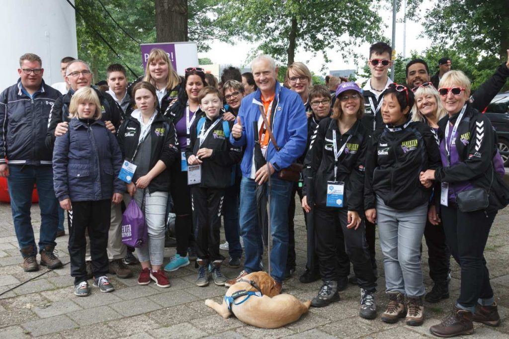 Op de foto poseren de dertien wandelaars van de Deventer Sportploeg die meeliepen met de Wandel3Daagse in Nijmegen.