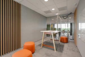 Beweegvriendelijk gebouw SAP met een vergaderzaal zonder stoelen. 