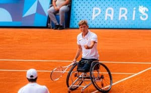 Mannelijke tennisers in rolstoel bij de Paralympische Spelen in Parijs